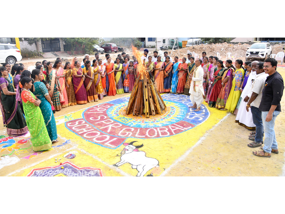 Rangoli_20Competition_20At_20Sri_20SPR_20Global_20School_20At_20Gajularamaram_20Photos_20_2848_29.jpg 49