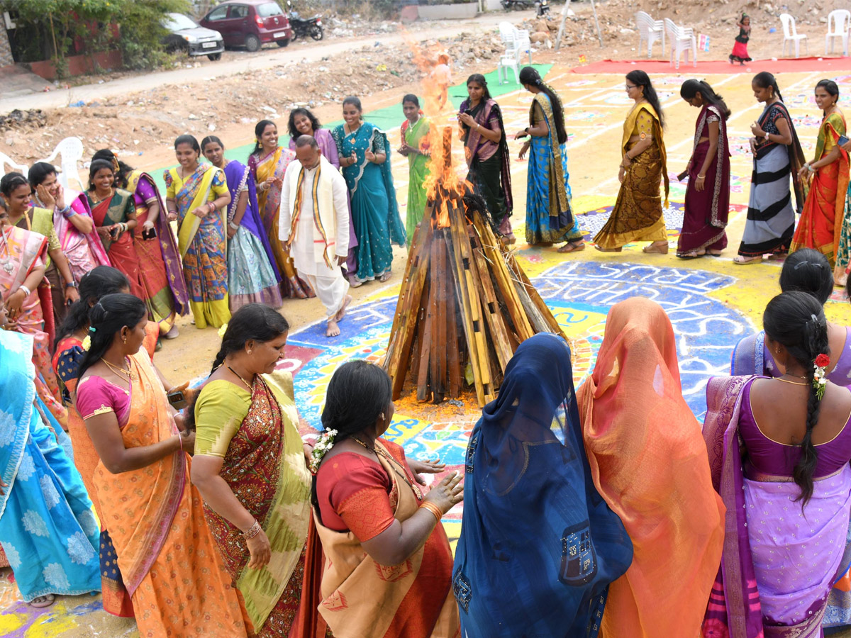 Rangoli_20Competition_20At_20Sri_20SPR_20Global_20School_20At_20Gajularamaram_20Photos_20_2849_29.jpg 50