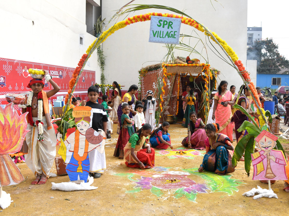 Rangoli_20Competition_20At_20Sri_20SPR_20Global_20School_20At_20Gajularamaram_20Photos_20_284_29.jpg 5