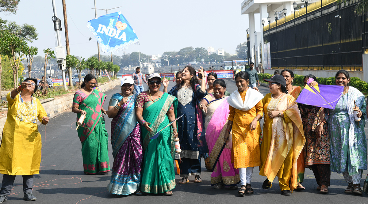 Telangana_20Secretariat_20employees_20fly_20kites_20during_20a_20pre_20Sankranti__20_2811_29.jpg 11