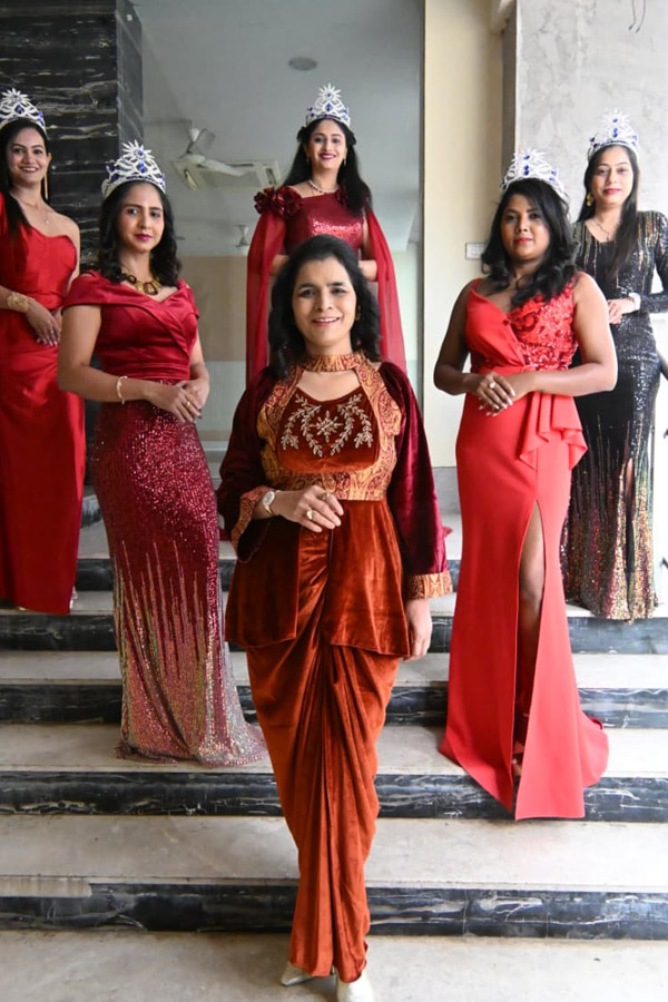 Telangana_20queens_20shine_20in_20Mrs_20India_20competition_20Photos_20_2811_29.jpg 11
