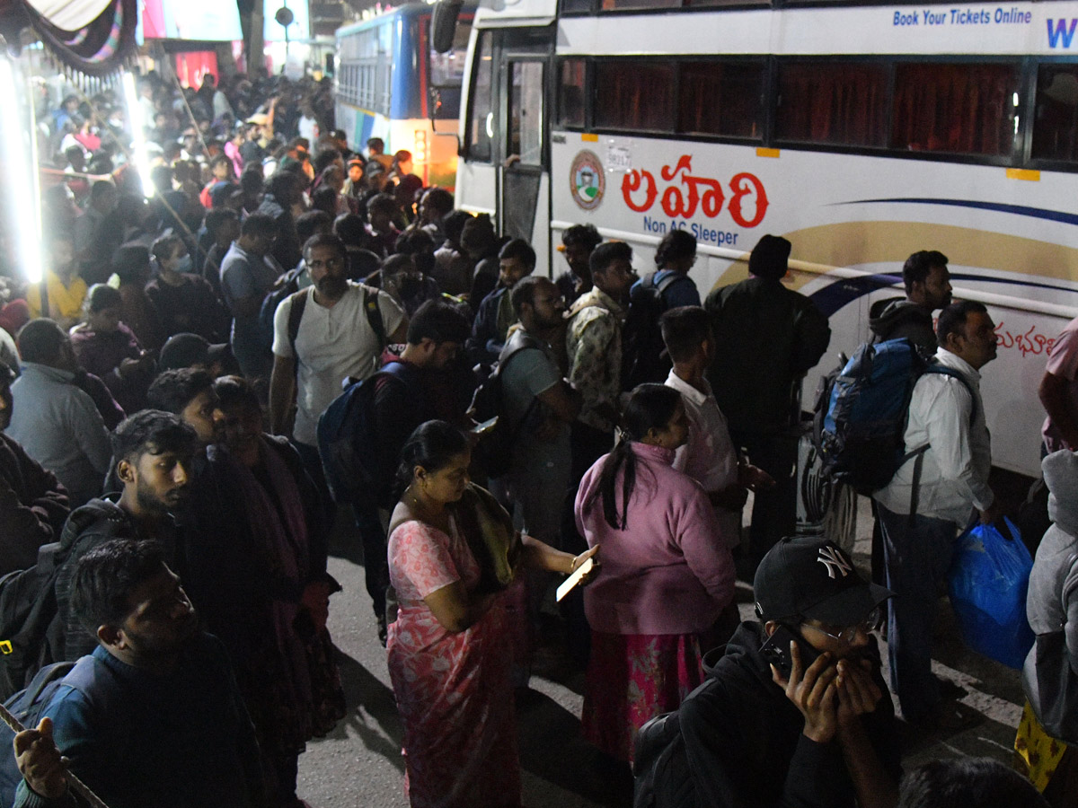Huge_20Public_20Rush_20In_20Bus_20Stands_20And_20Railway_20Stations_20On_20Eve_20Of_20Sankranti_20Festival_20Photos_20_2810_29.jpg 11