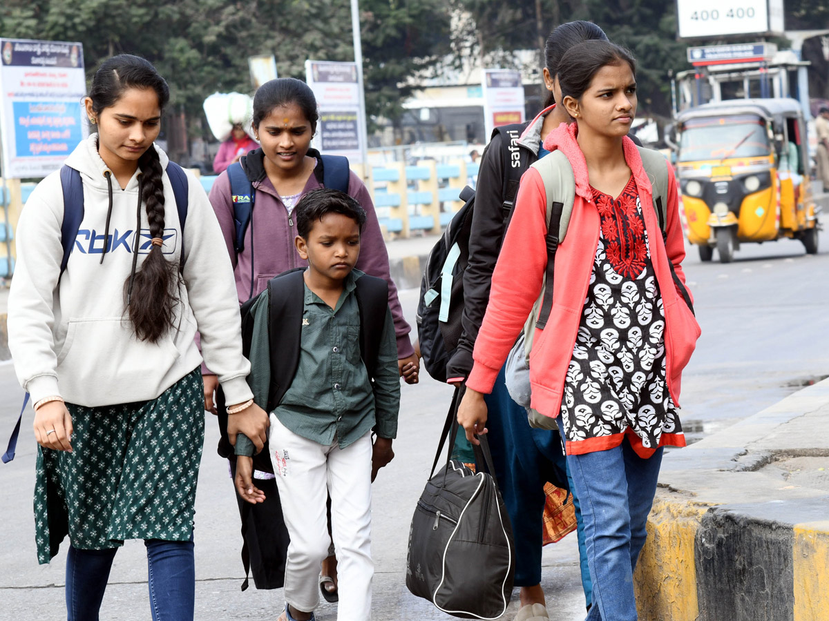 Huge_20Public_20Rush_20In_20Bus_20Stands_20And_20Railway_20Stations_20On_20Eve_20Of_20Sankranti_20Festival_20Photos_20_2811_29.jpg 12