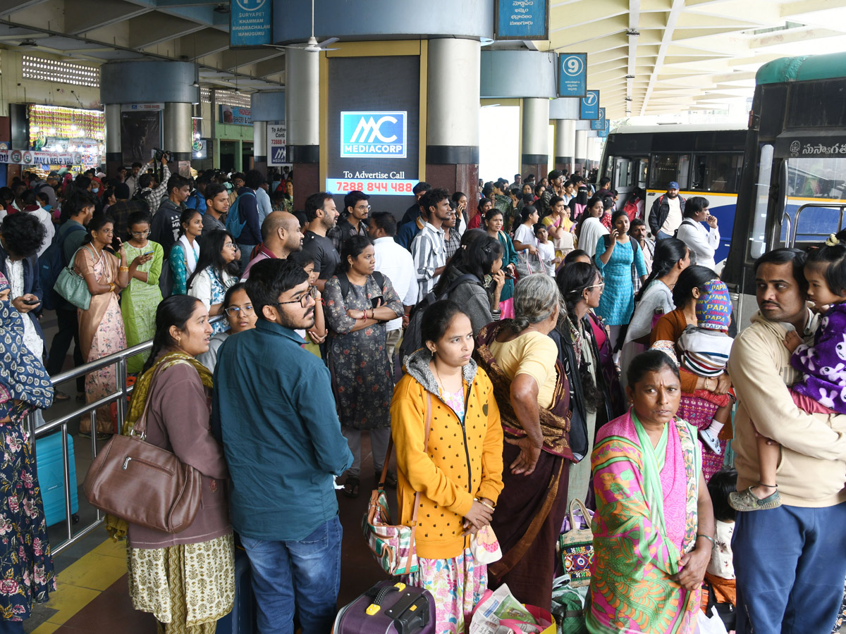 Huge_20Public_20Rush_20In_20Bus_20Stands_20And_20Railway_20Stations_20On_20Eve_20Of_20Sankranti_20Festival_20Photos_20_2815_29.jpg 16