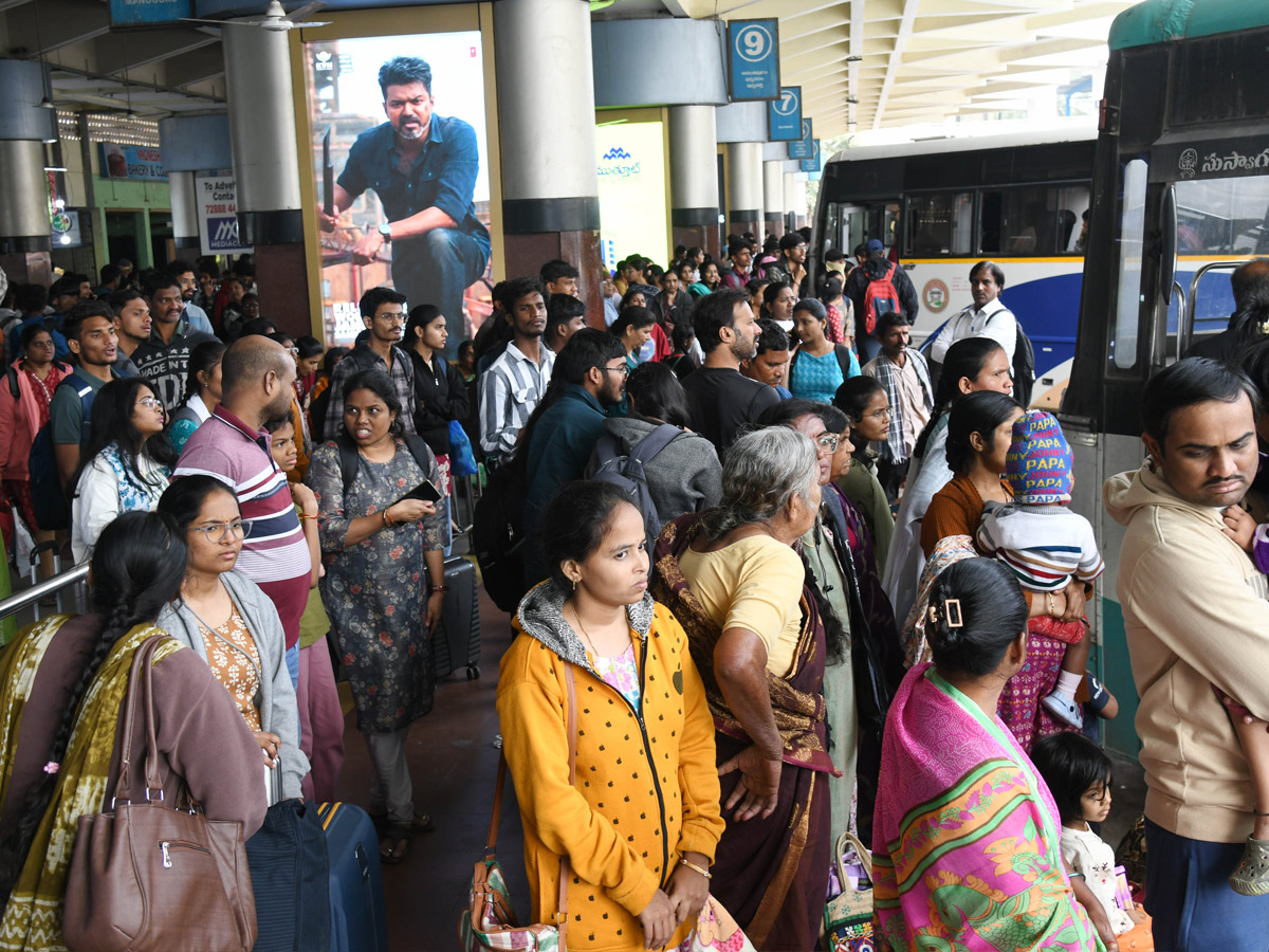 Huge_20Public_20Rush_20In_20Bus_20Stands_20And_20Railway_20Stations_20On_20Eve_20Of_20Sankranti_20Festival_20Photos_20_2816_29.jpg 17