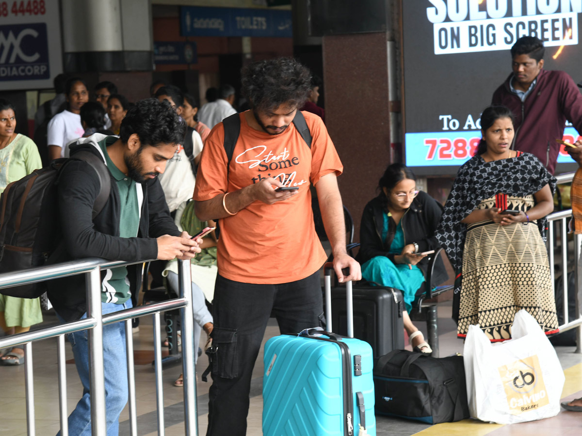 Huge_20Public_20Rush_20In_20Bus_20Stands_20And_20Railway_20Stations_20On_20Eve_20Of_20Sankranti_20Festival_20Photos_20_2820_29.jpg 21