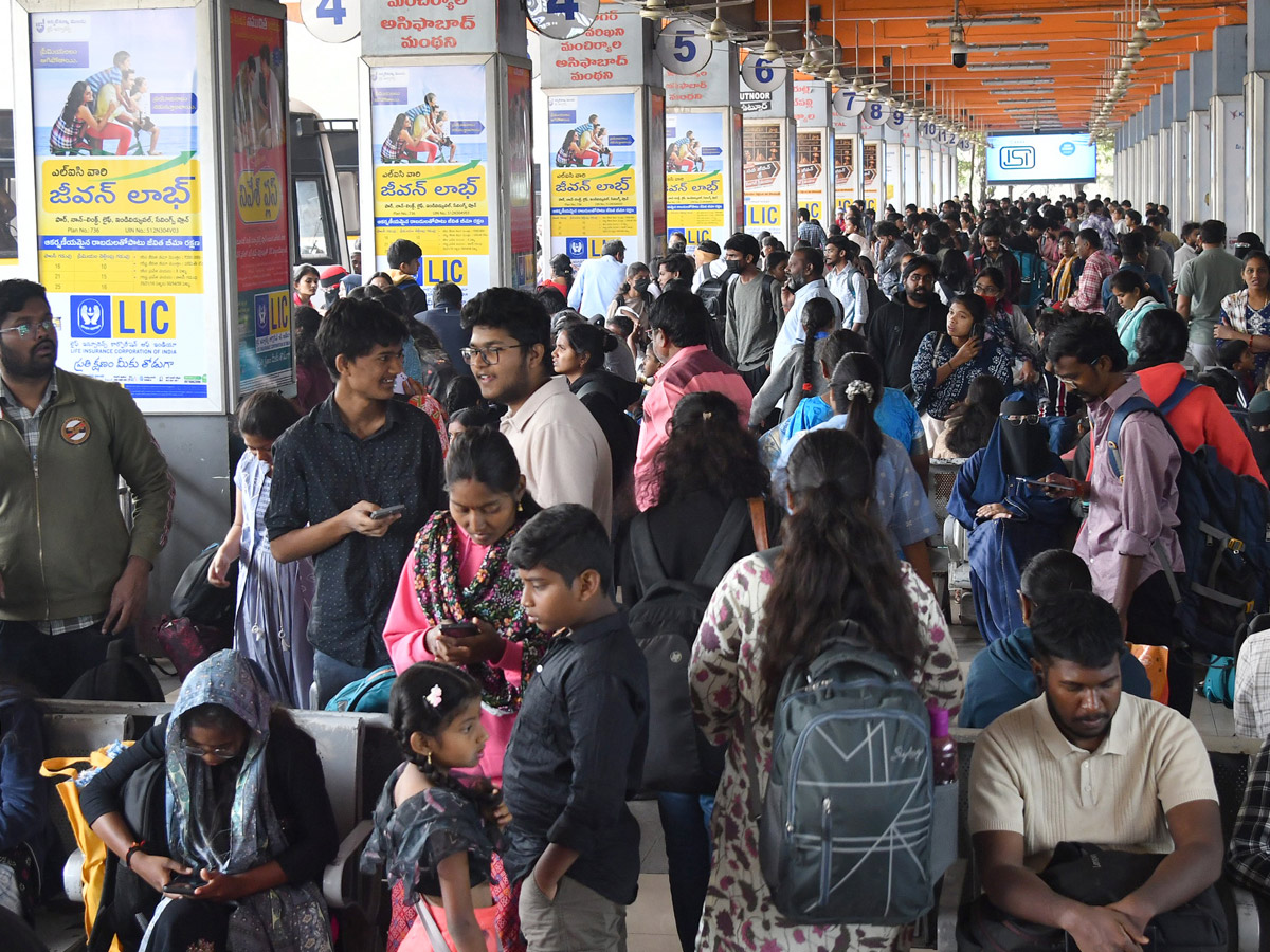 Huge_20Public_20Rush_20In_20Bus_20Stands_20And_20Railway_20Stations_20On_20Eve_20Of_20Sankranti_20Festival_20Photos_20_2822_29.jpg 23