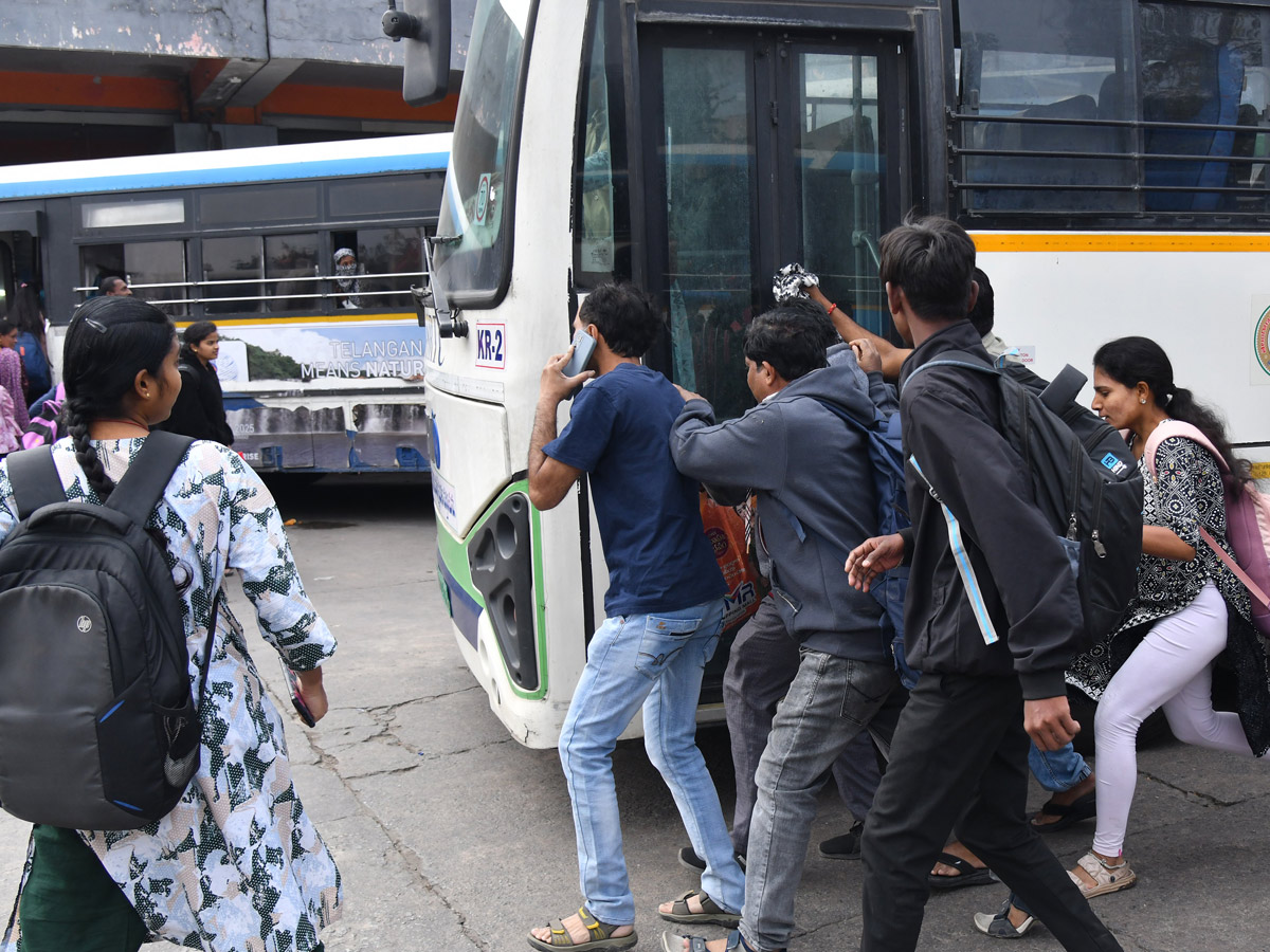 Huge_20Public_20Rush_20In_20Bus_20Stands_20And_20Railway_20Stations_20On_20Eve_20Of_20Sankranti_20Festival_20Photos_20_2826_29.jpg 27