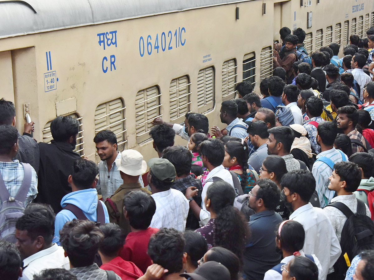 Huge_20Public_20Rush_20In_20Bus_20Stands_20And_20Railway_20Stations_20On_20Eve_20Of_20Sankranti_20Festival_20Photos_20_2828_29.jpg 29