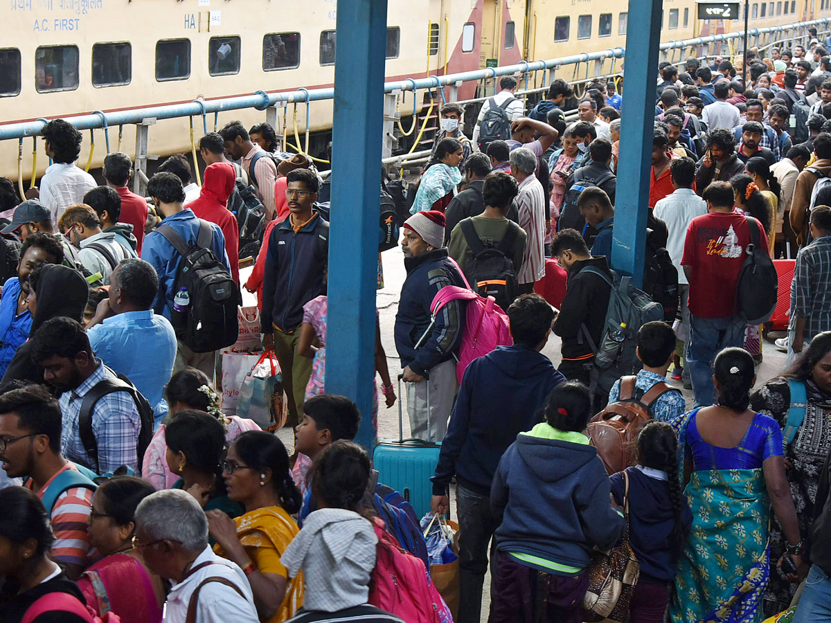 Huge_20Public_20Rush_20In_20Bus_20Stands_20And_20Railway_20Stations_20On_20Eve_20Of_20Sankranti_20Festival_20Photos_20_2830_29.jpg 31