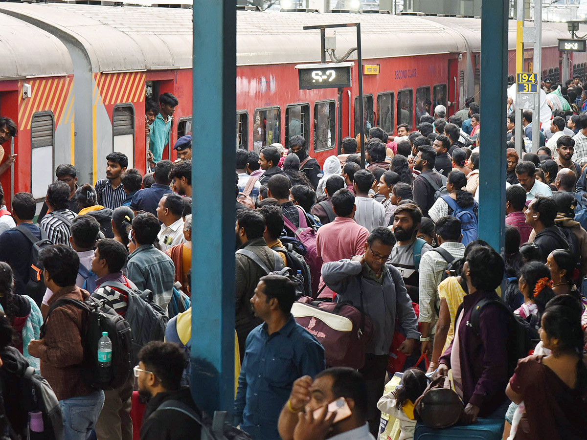 Huge_20Public_20Rush_20In_20Bus_20Stands_20And_20Railway_20Stations_20On_20Eve_20Of_20Sankranti_20Festival_20Photos_20_2831_29.jpg 32