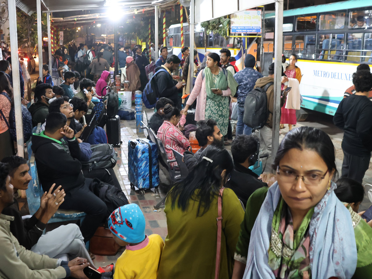 Huge_20Public_20Rush_20In_20Bus_20Stands_20And_20Railway_20Stations_20On_20Eve_20Of_20Sankranti_20Festival_20Photos_20_283_29.jpg 4