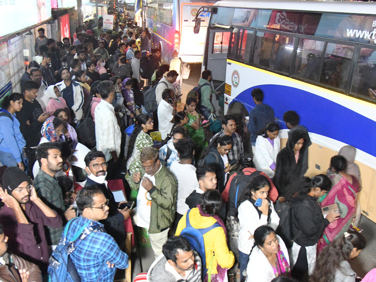 Huge_20Public_20Rush_20In_20Bus_20Stands_20And_20Railway_20Stations_20On_20Eve_20Of_20Sankranti_20Festival_20Photos_20_289_29.jpg 10