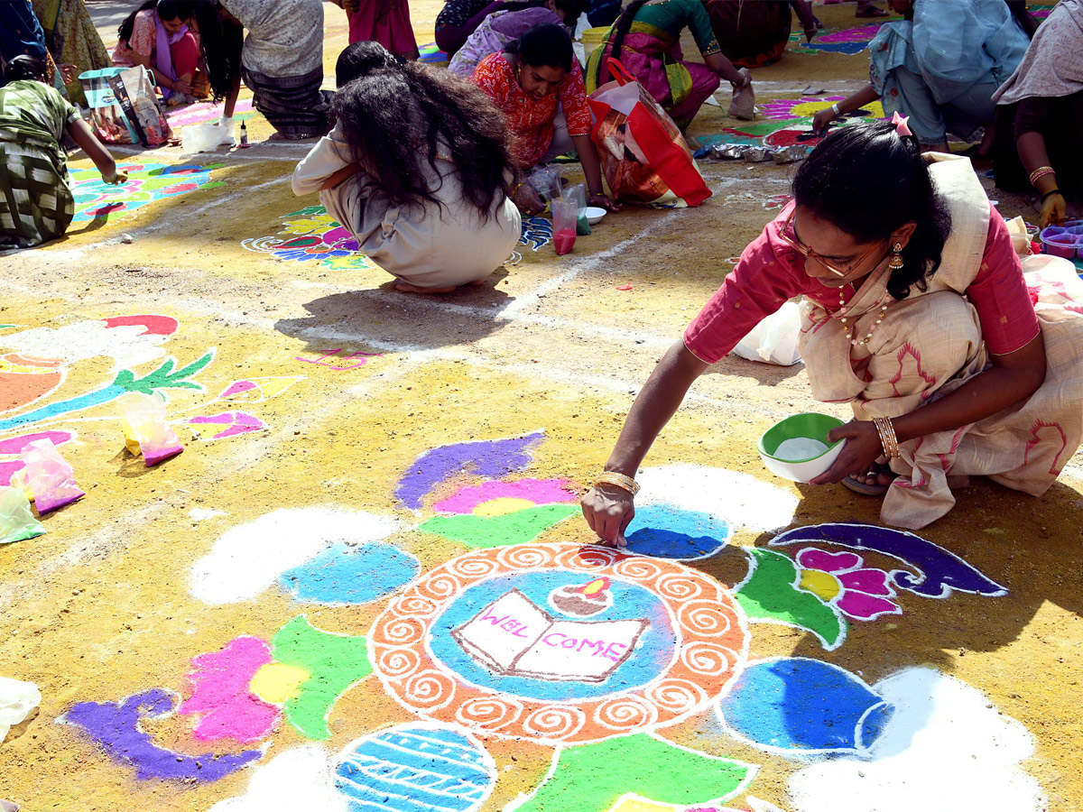 Sakshi_20Sankranthi_20Rangoli_20Competition_20at_20Hyderabad_20Photos_20_2855_29.jpg 6