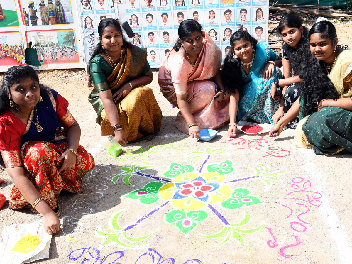 Sakshi_20Sankranthi_20Rangoli_20Competition_20at_20Hyderabad_20Photos_20_2861_29.jpg 12