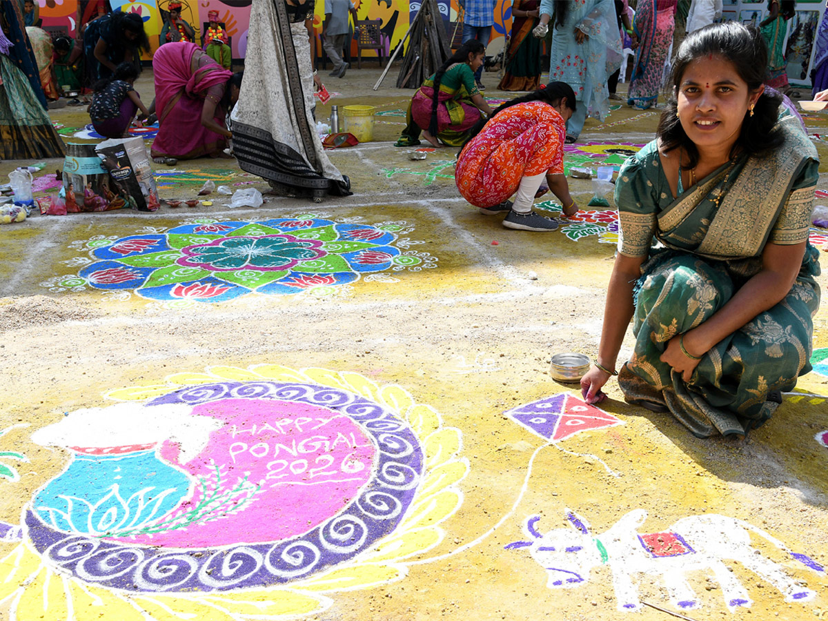 Sakshi_20Sankranthi_20Rangoli_20Competition_20at_20Hyderabad_20Photos_20_2864_29.jpg 15