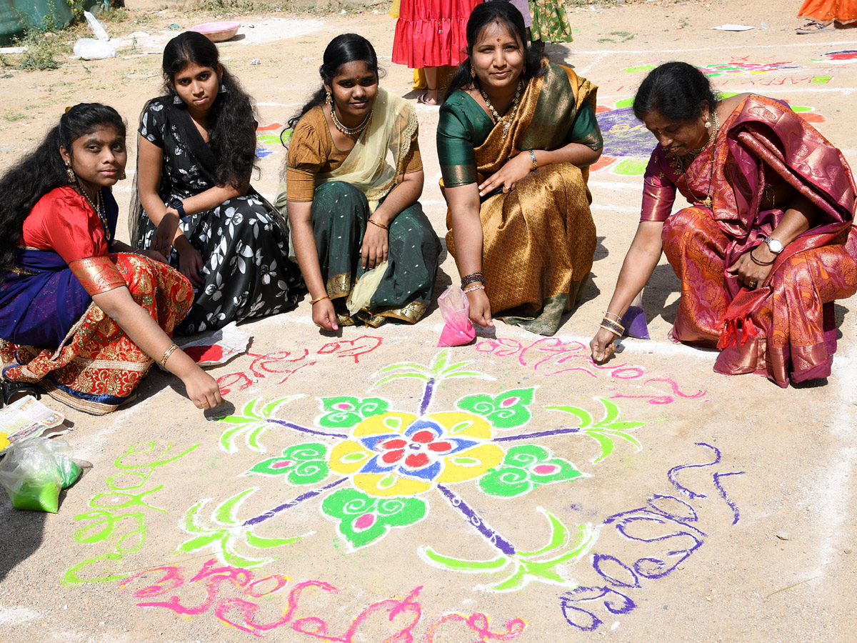 Sakshi_20Sankranthi_20Rangoli_20Competition_20at_20Hyderabad_20Photos_20_2865_29.jpg 16