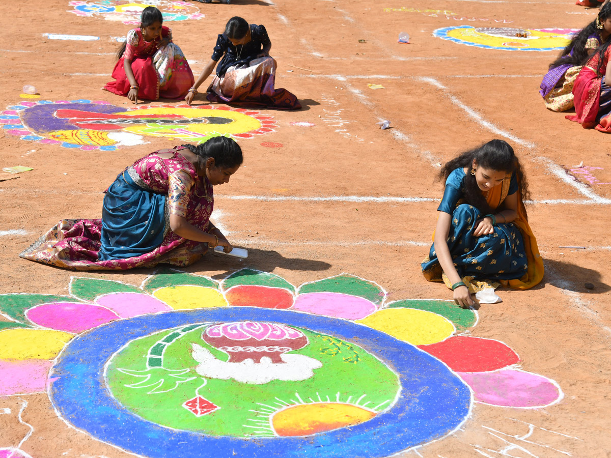 Sakshi_20Sankranthi_20Rangoli_20Competition_20at_20Hyderabad_20Photos_20_2893_29.jpg 44