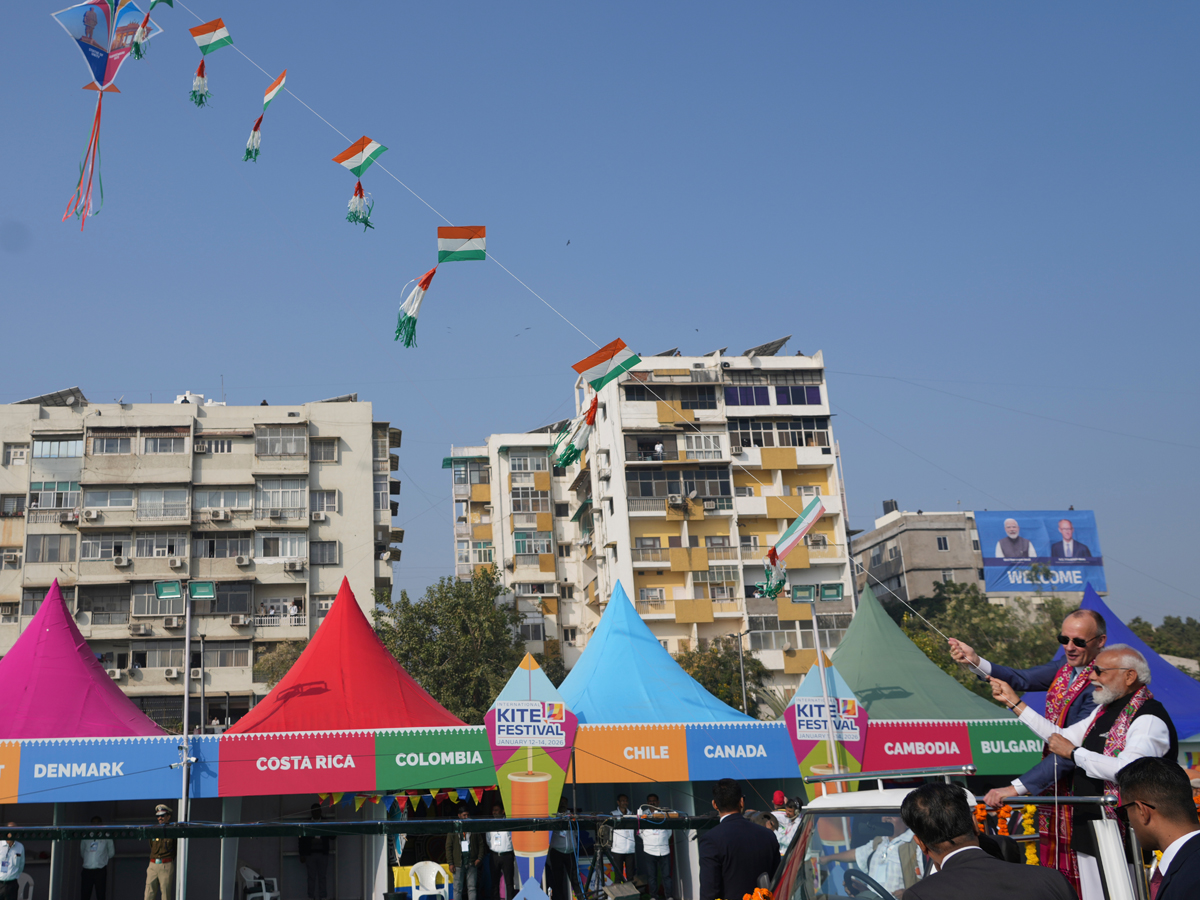 PM_20Modi_20kicks_20off_20International_20Kite_20Festival_20Photos_20_288_29.jpg 8