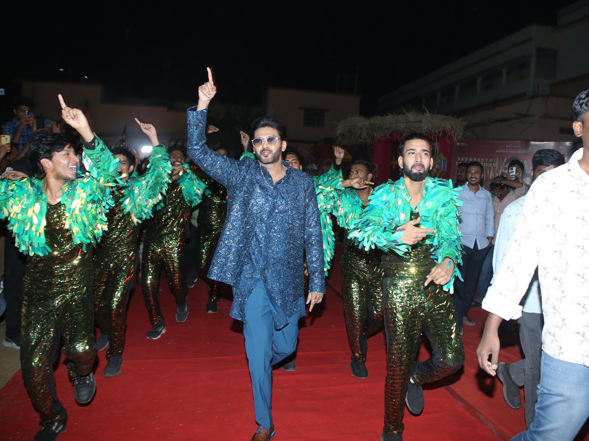 Anaganaga_20Oka_20Raju_20Pre_20Release_20Event_20Photos_20_2812_29.jpg 22