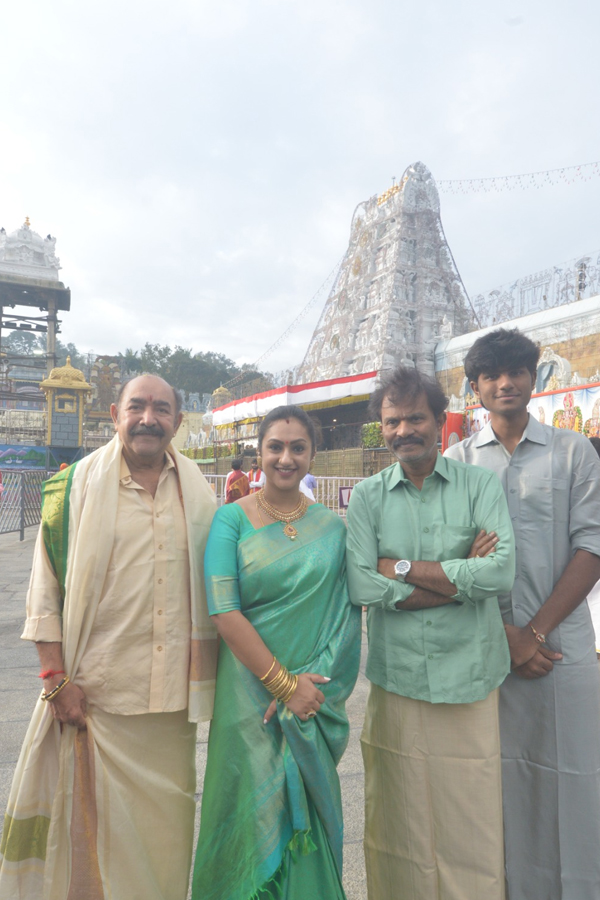 Celebrities_20Visit_20Tirumala_20Temple_20Photos_20_288_29.jpg 9
