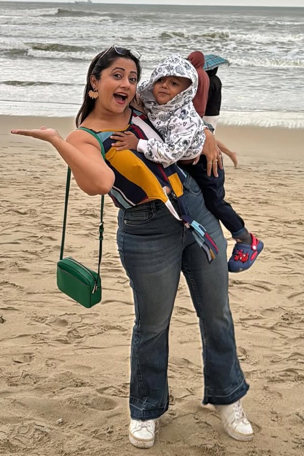 TV_20Actress_20Lahari_20At_20The_20beach_20with_20Her_20Son_20Photos_20_285_29.jpg 6