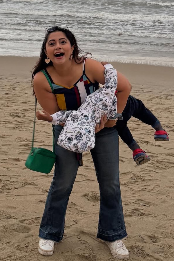 TV_20Actress_20Lahari_20At_20The_20beach_20with_20Her_20Son_20Photos_20_287_29.jpg 8