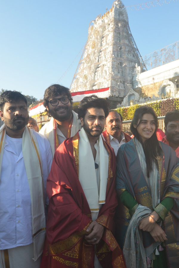 Former_20Minister_20Roja_20and_20Sharwanand_20visit_20Tirumala_20Temple_20Photos_20_283_29.jpg 4