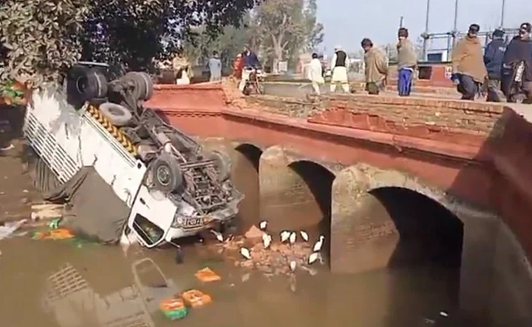Pakistan-road-accident.jpg