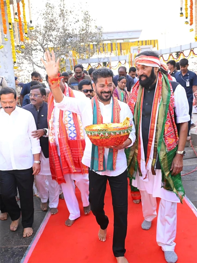 CM_20Revanth_20Reddy_20Visits_20Medaram_20Photos__20_2812_29.jpg 12
