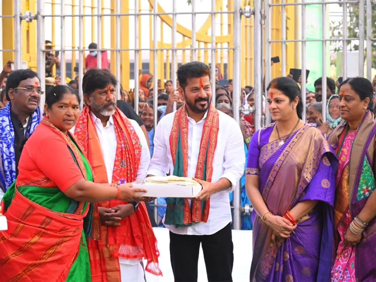 CM_20Revanth_20Reddy_20Visits_20Medaram_20Photos__20_2813_29.jpg 13