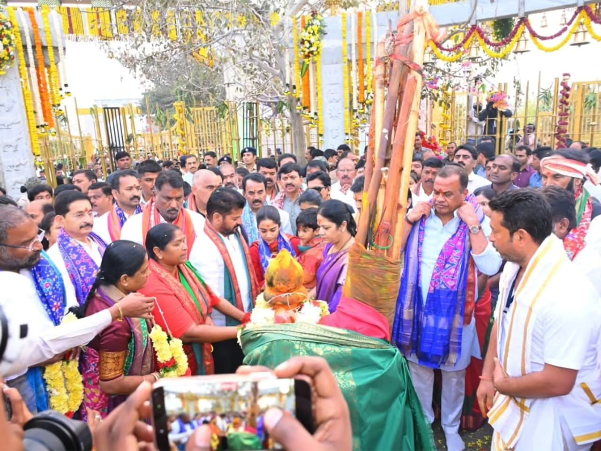 CM_20Revanth_20Reddy_20Visits_20Medaram_20Photos__20_2814_29.jpg 14