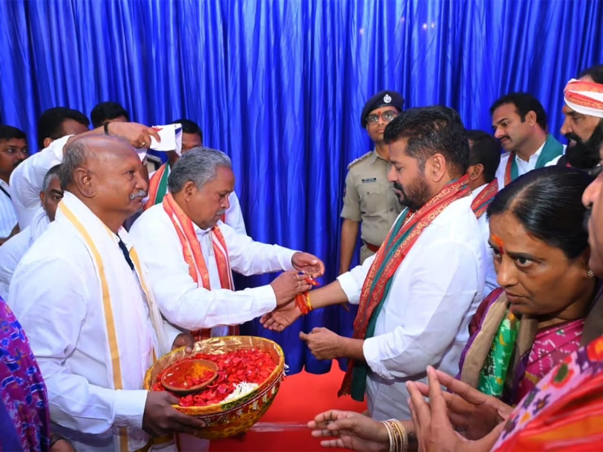 CM_20Revanth_20Reddy_20Visits_20Medaram_20Photos__20_2816_29.jpg 16