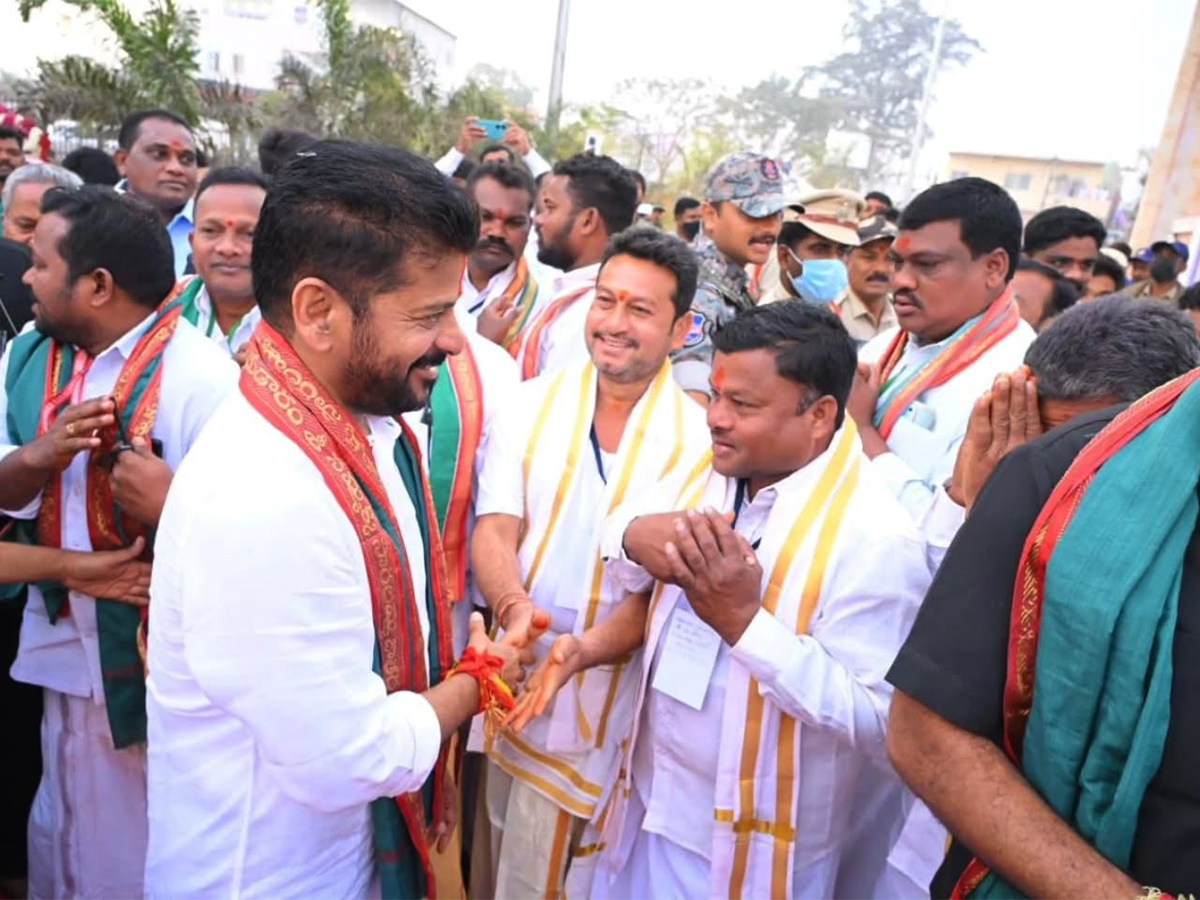 CM_20Revanth_20Reddy_20Visits_20Medaram_20Photos__20_2817_29.jpg 17
