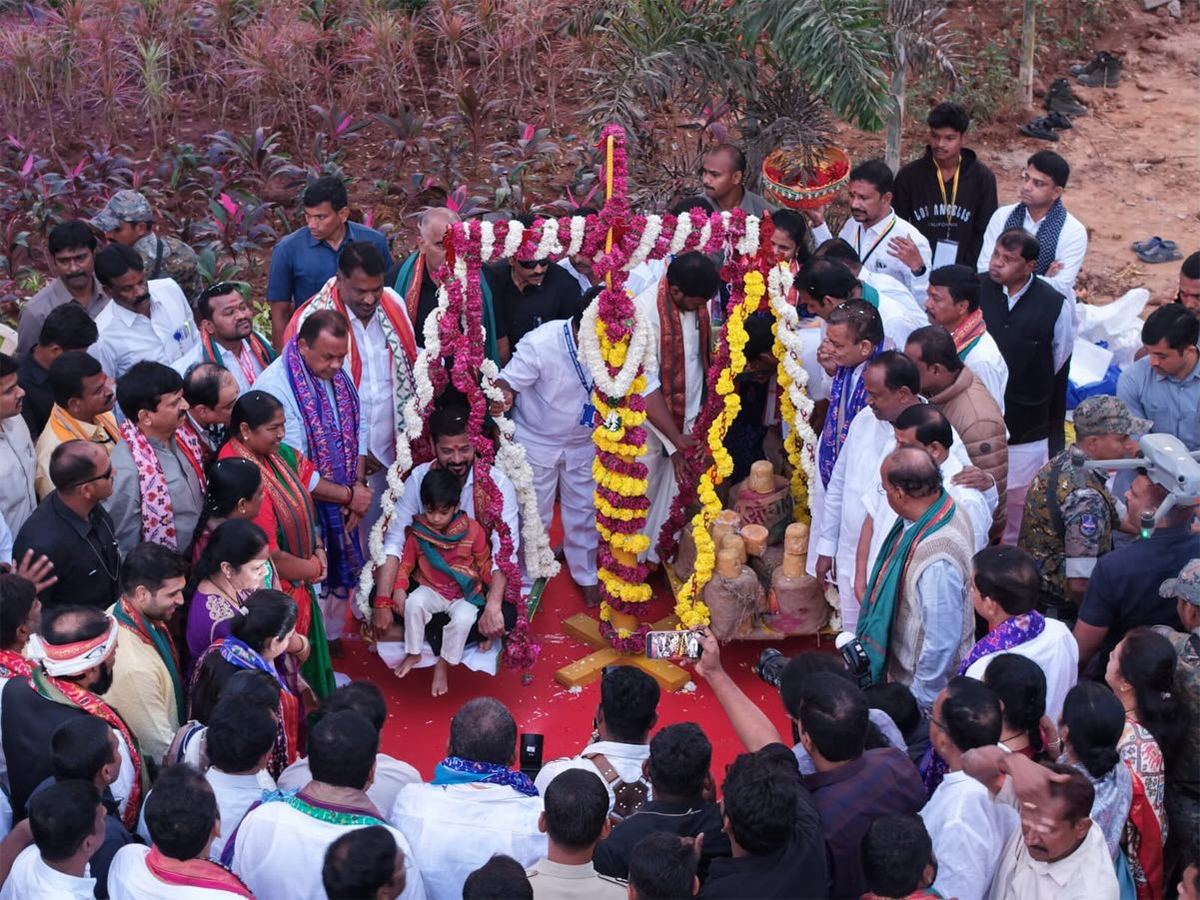CM_20Revanth_20Reddy_20Visits_20Medaram_20Photos__20_2822_29.jpg 22