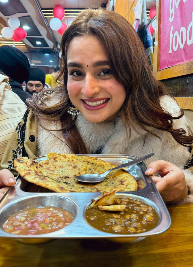Aayesha_20khan14.jpg 15