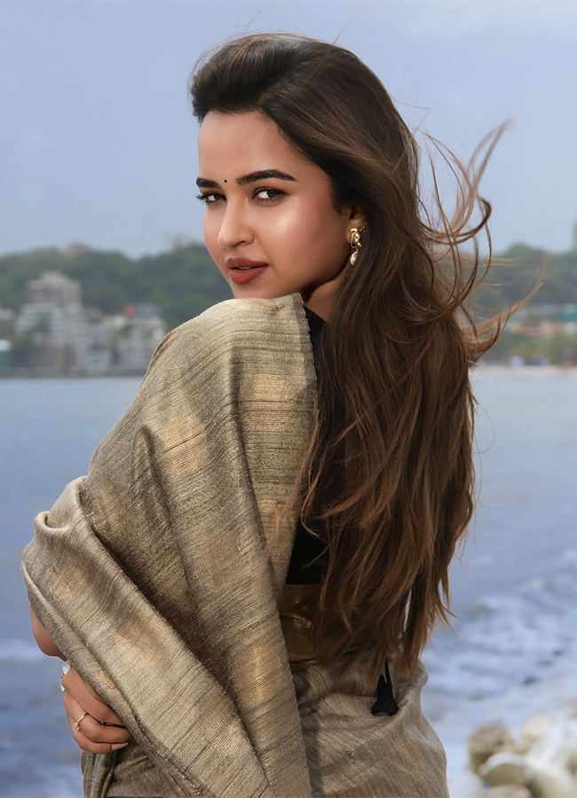 Tollywood_20Actress_20Pujita_20Ponnada_20HD_20Viral_20Photos__20_2812_29.jpg 12