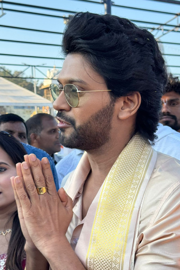 Tollywood_20Celebrities_20Visited_20Tirumala_20Srivari_20Temple_20PHotos_20_2811_29.jpg 12