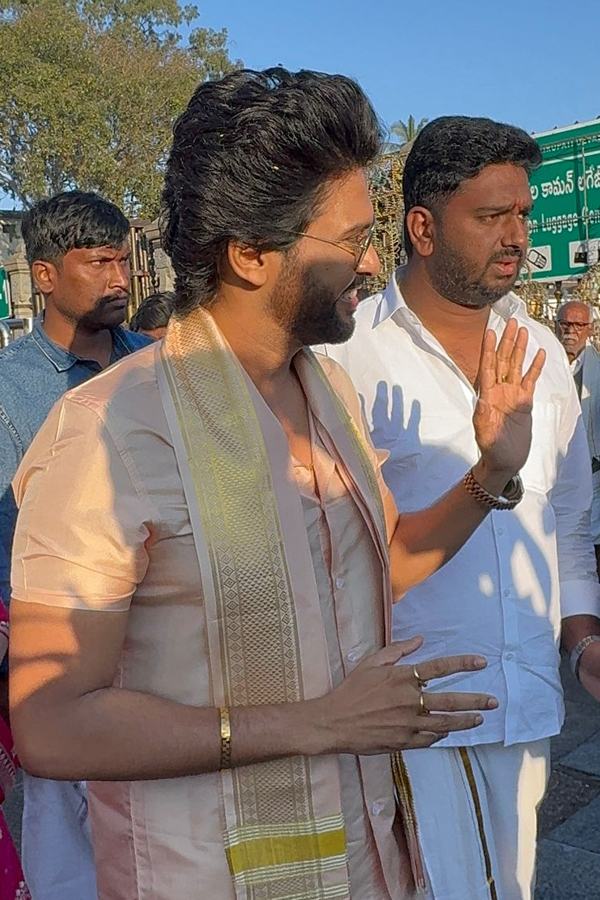 Tollywood_20Celebrities_20Visited_20Tirumala_20Srivari_20Temple_20PHotos_20_2818_29.jpg 19