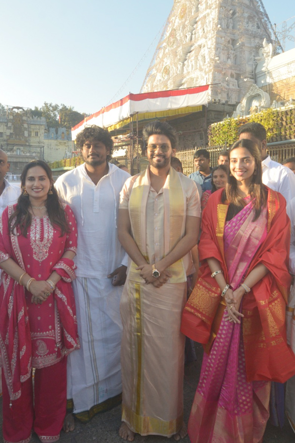 Tollywood_20Celebrities_20Visited_20Tirumala_20Srivari_20Temple_20PHotos_20_281_29.jpg 2