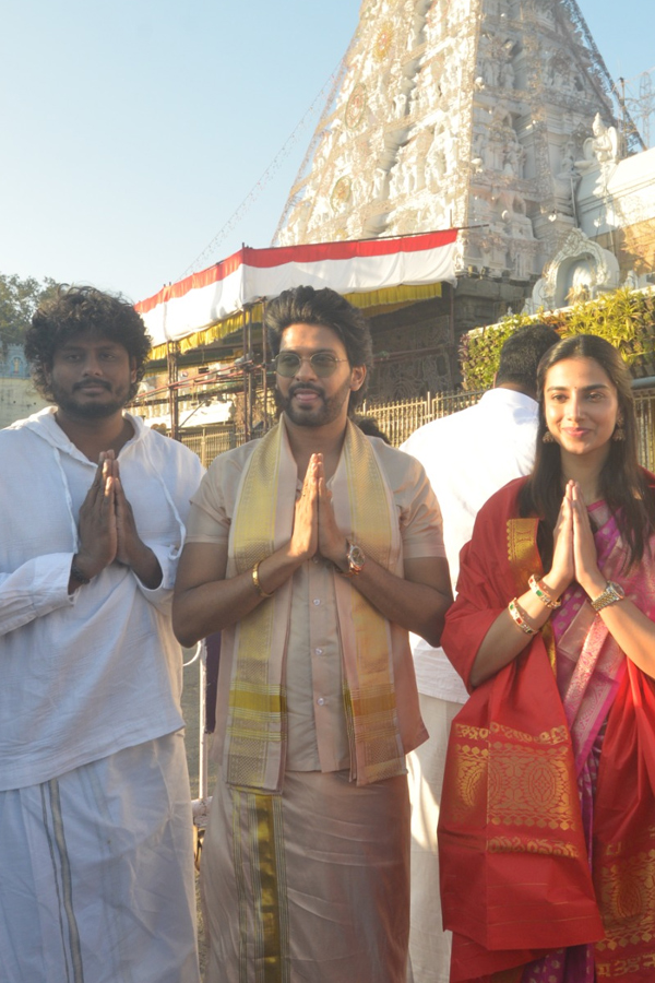 Tollywood_20Celebrities_20Visited_20Tirumala_20Srivari_20Temple_20PHotos_20_283_29.jpg 4