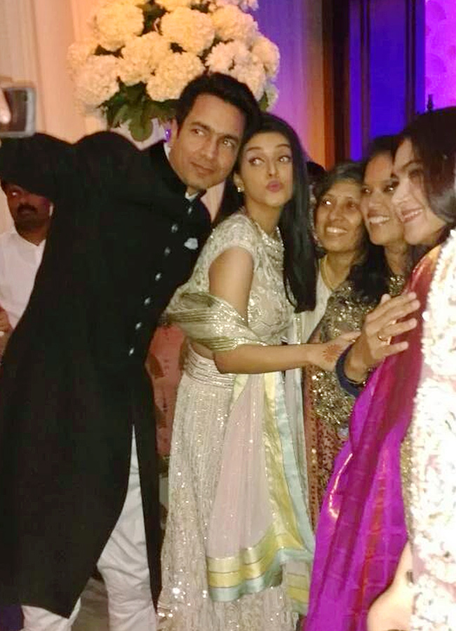 Actress_20Asin_20Wedding_20Anniversary_20Photos_20Trending__20_285_29.jpg 5