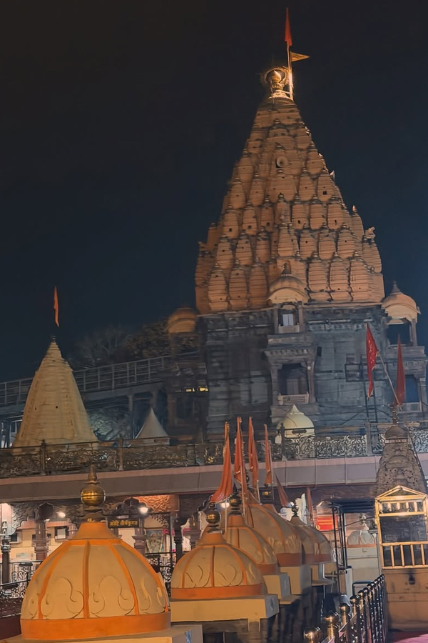 Actress_20Raai_20Laxmi_20worships_20At_20Ujjain_20Mahakaleshwar_20temple_20Photos_20_289_29.jpg 10