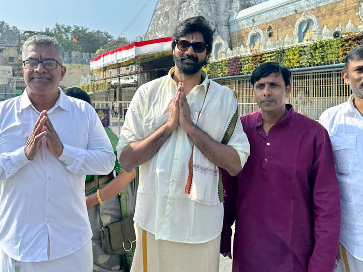 Khushboo_20And_20Naveen_20Chandra_20Visit_20Tirumala_20Temple_20Photos_20_2816_29.jpg 17