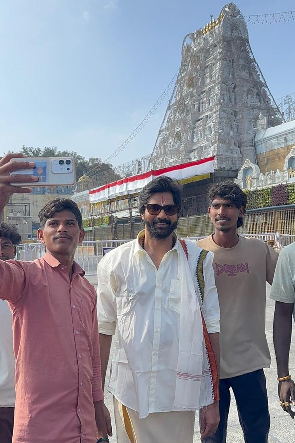 Khushboo_20And_20Naveen_20Chandra_20Visit_20Tirumala_20Temple_20Photos_20_2818_29.jpg 19