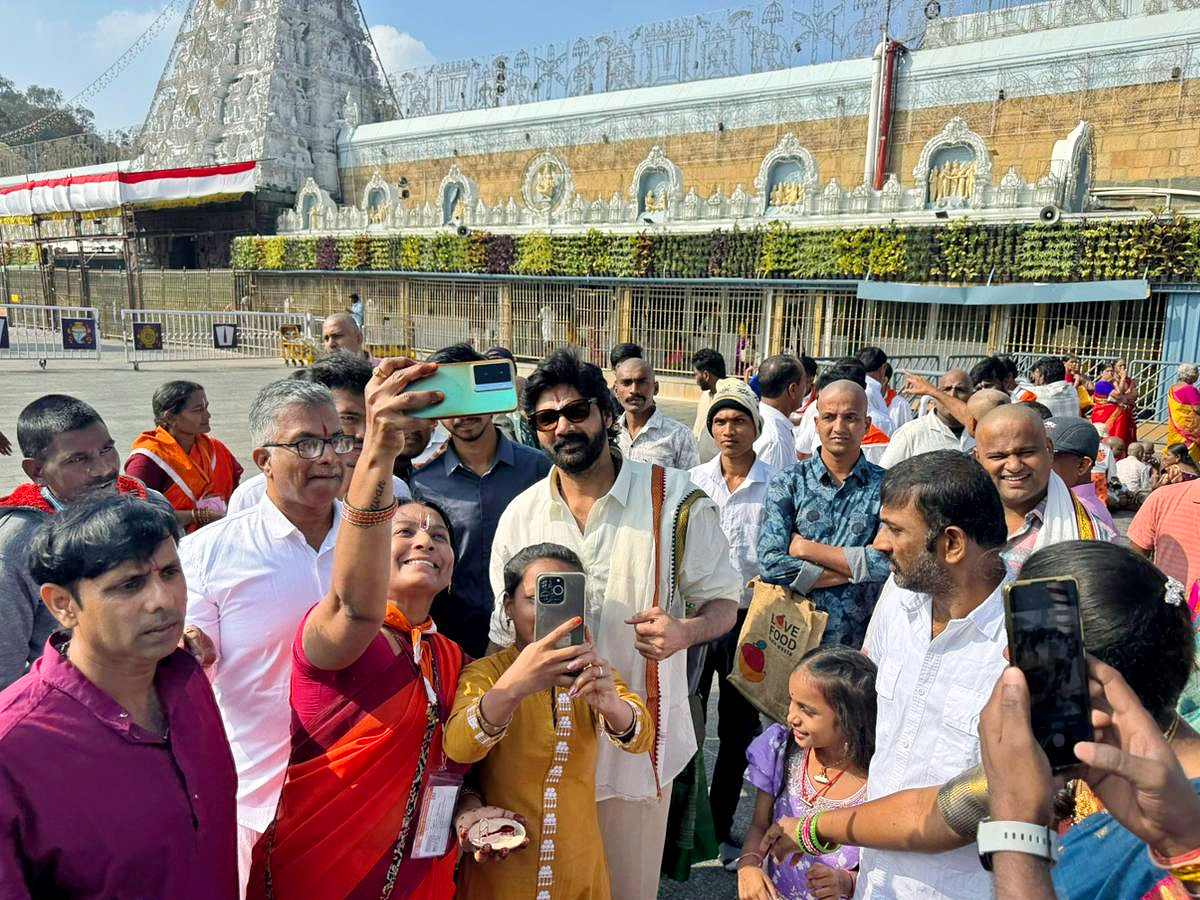 Khushboo_20And_20Naveen_20Chandra_20Visit_20Tirumala_20Temple_20Photos_20_2819_29.jpg 20