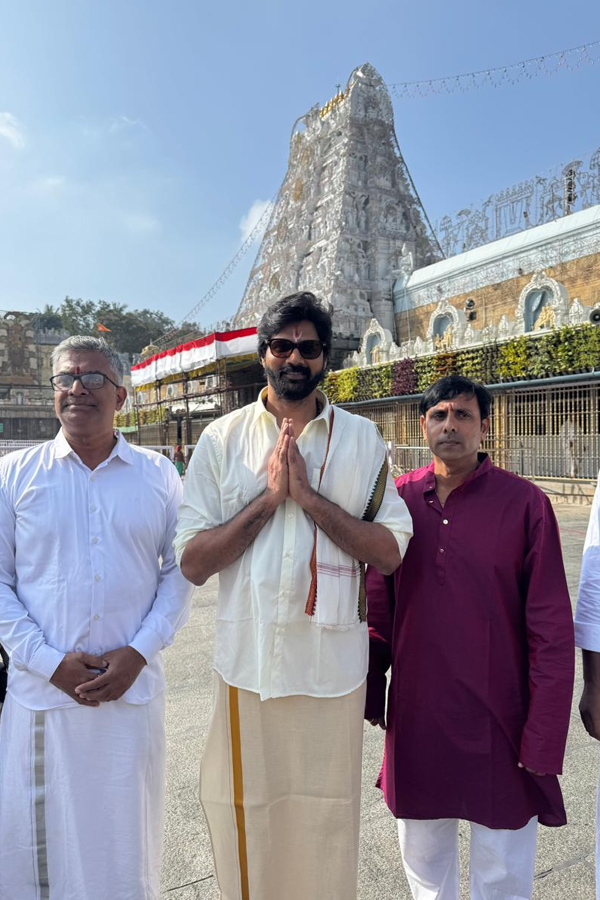 Khushboo_20And_20Naveen_20Chandra_20Visit_20Tirumala_20Temple_20Photos_20_2824_29.jpg 25
