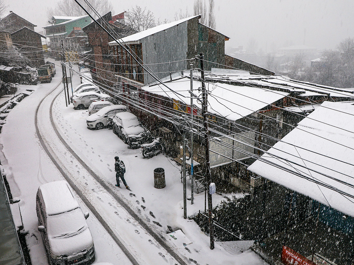Heavy_20snowfall_20Jammu_20and_20Kashmir_20Photos__20_2811_29.jpg 11
