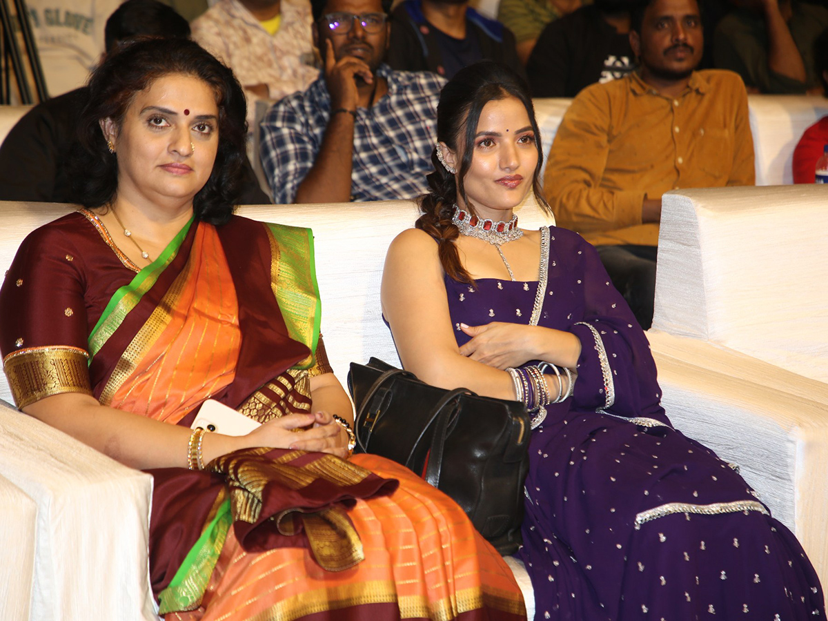 Nari_20Nari_20Naduma_20Murari_20Movie_20Grand_20Success_20Meet_20Pics__20_2832_29.jpg 32