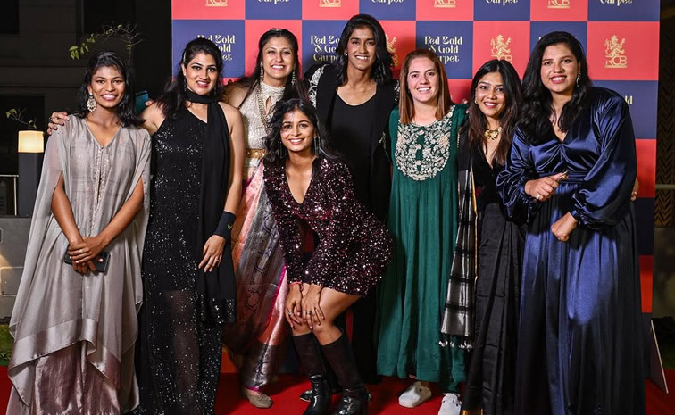 Royal_20Challengers_20Bengaluru_20women_20players_20shining_20At_20The_20Red_20Carpet_20Event_20Photos_20_284_29.jpg 5